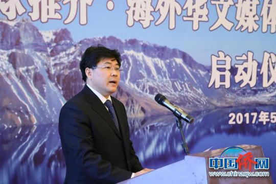 吉林省人民政府副省长隋忠诚在启动仪式上介绍省情 车函 摄 吉林省人民政府副省长隋忠诚在启动仪式上介绍省情 车函 摄