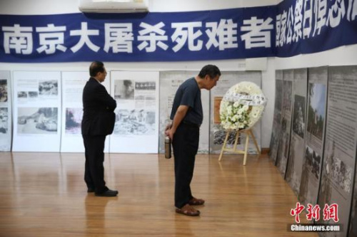 12月13日,悉尼侨界举行南京大屠杀死难者国家公祭日悼念活动,30多个社团的近百名华侨华人参加。图为与会者参观“南京大屠杀”图片展。 中新社记者 陶社兰 摄 12月13日,悉尼侨界举行南京大屠杀死难者国家公祭日悼念活动,30多个社团的近百名华侨华人参加。图为与会者参观“南京大屠杀”图片展。 中新社记者 陶社兰 摄