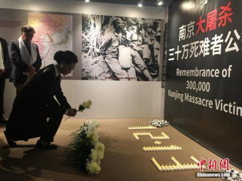 当地时间12月12日16时,美国旧金山,海外抗日战争纪念馆创办人方李邦琴与民众在馆内举办南京大屠杀死难者国家公祭日纪念活动,悼念30万死难同胞。 中新社记者 刘丹 摄 当地时间12月12日16时,美国旧金山,海外抗日战争纪念馆创办人方李邦琴与民众在馆内举办南京大屠杀死难者国家公祭日纪念活动,悼念30万死难同胞。 中新社记者 刘丹 摄