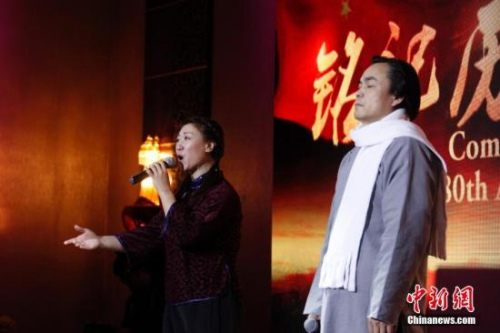 资料图:当地时间12月9日,加拿大安大略省各界华人共同举办的“南京大屠杀80周年追思会”在多伦多举行。来自华人社区及其他多个族裔社区的逾千名代表参加此次主题为“铭记历史,祈愿和平”的追思会。图为歌者演唱《松花江上》。 中新社记者 余瑞冬 摄 资料图:当地时间12月9日,加拿大安大略省各界华人共同举办的“南京大屠杀80周年追思会”在多伦多举行。来自华人社区及其他多个族裔社区的逾千名代表参加此次主题为“铭记历史,祈愿和平”的追思会。图为歌者演唱《松花江上》。 中新社记者 余瑞冬 摄