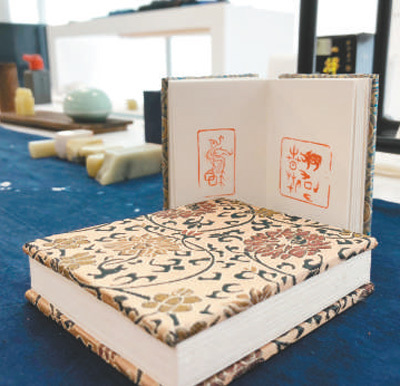 在伦敦手工艺周“技艺中国”展上展出的富有中国特色的手工艺品。 本报记者 强 薇摄 在伦敦手工艺周“技艺中国”展上展出的富有中国特色的手工艺品。 本报记者 强 薇摄